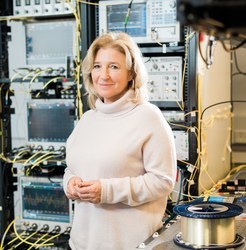 Peggie Rimmer Meet the scientist who wires the world — Photonics CDT